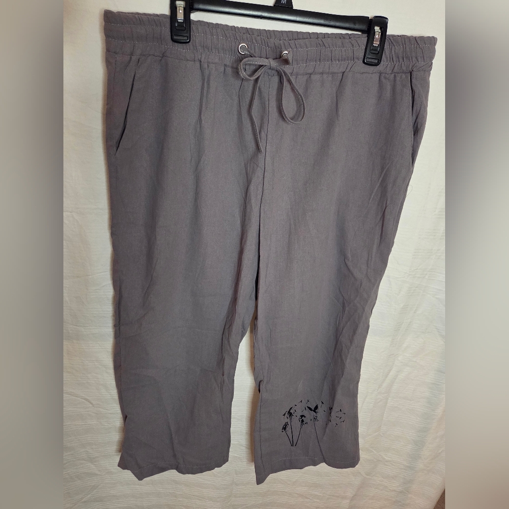Source Unknown Gray Capris with Floral Detail